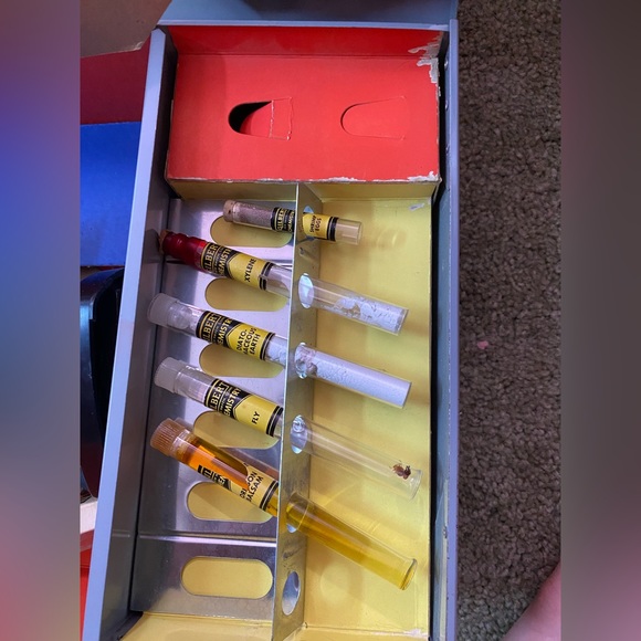 Vintage Gilbert Microscope and Lab Set with Vintage Metal Box - Picture 7 of 8